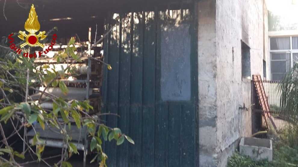 Incendi nel Salento: 50 galline morte in un rogo a Lecce, a Ugento a fuoco l’auto di un ex consigliere
