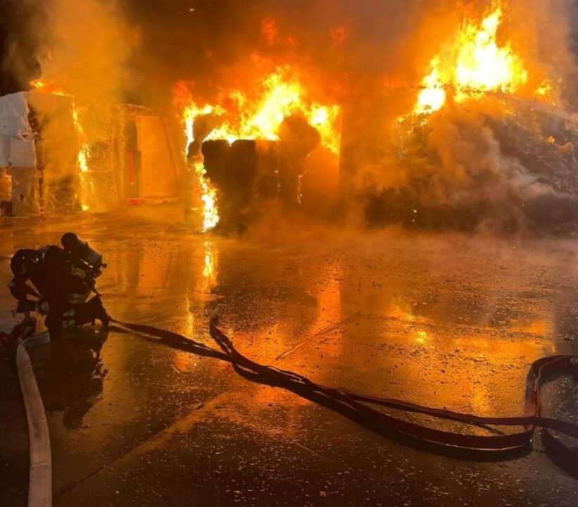 Barletta, incendio nell’azienda di gestione rifiuti: indaga la Procura. Arpa effettua i rilievi