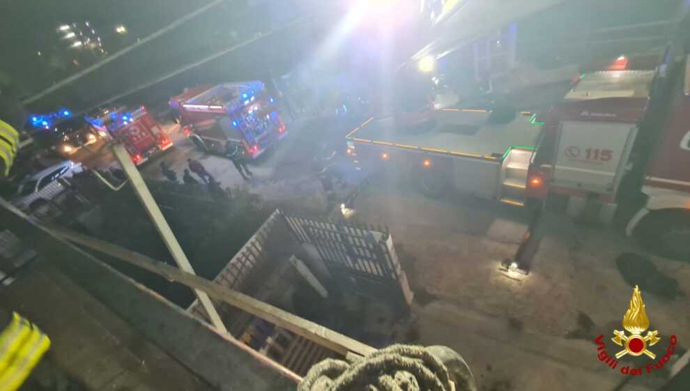 Paura a Gravina, fiamme in una carrozzeria: intervengono i vigili del fuoco – FOTO
