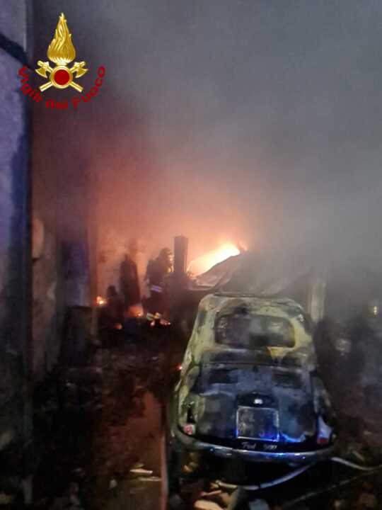 Galleria foto 'Paura a Gravina, fiamme in una carrozzeria: intervengono i vigili del fuoco – FOTO' - foto 2