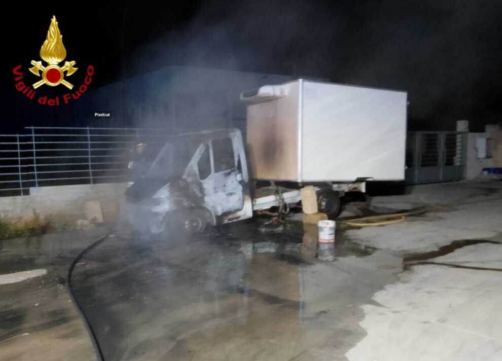 Ruffano, furgone in fiamme nel parcheggio di un’autofficina: indagini in corso