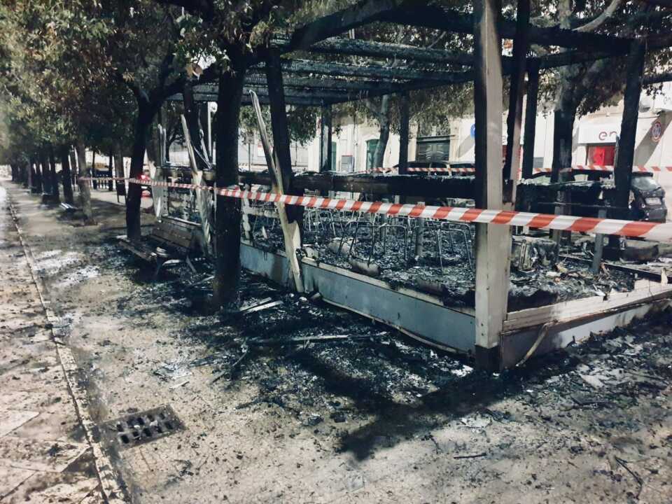 Terlizzi, in fiamme il gazebo di una nota attività in centro. Il sindaco: «Sdegno e sconcerto»