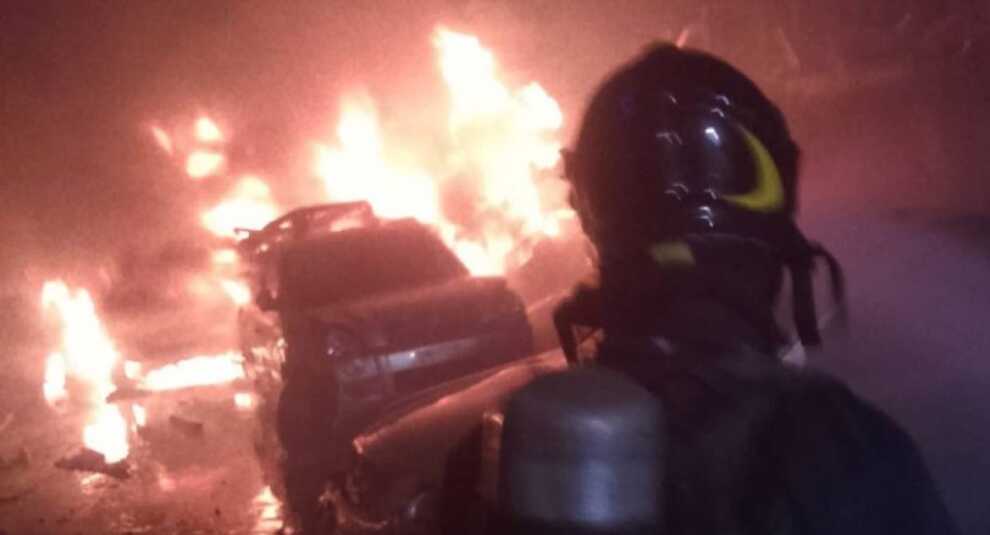 Lecce, carbonizzata l’area stoccaggio auto di un’azienda di demolizioni: domato l’incendio nella notte