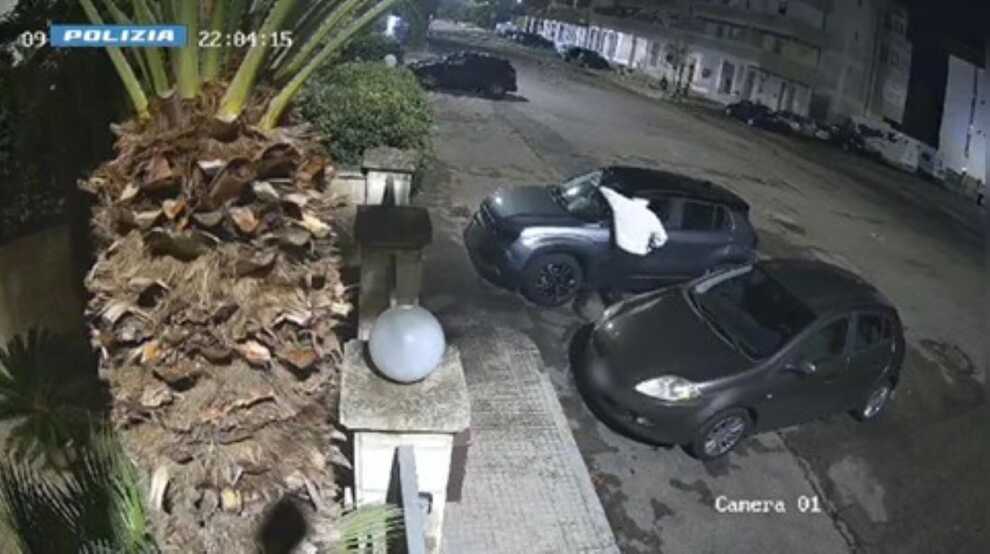 Incendia le auto di un imprenditore, 60enne arrestato a Lecce: «Se vuoi lavorare devi pagare» – VIDEO