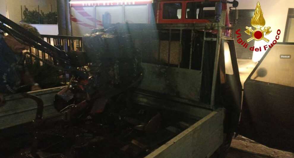Galleria foto 'Incendio nella notte a Melissano: a fuoco un’auto e un motocarro. Indagini in corso' - foto 1