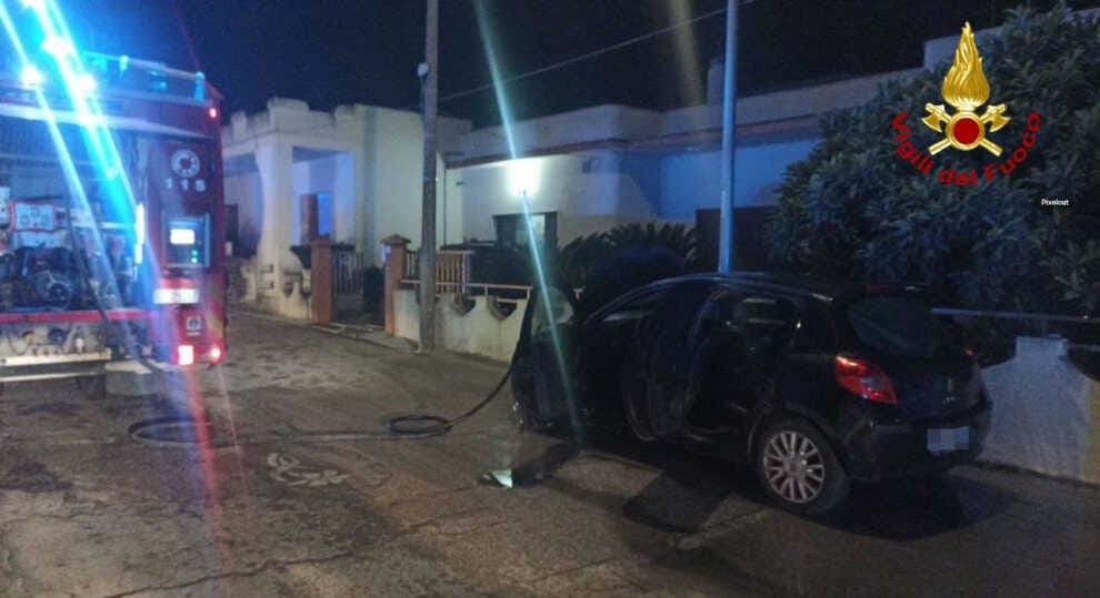 Incendio nella notte a Melissano: a fuoco un’auto e un motocarro. Indagini in corso