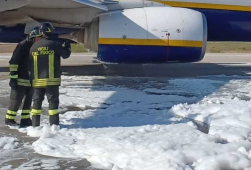 Principio d’incendio su un volo in partenza da Brindisi: passeggeri fatti scendere con gli scivoli