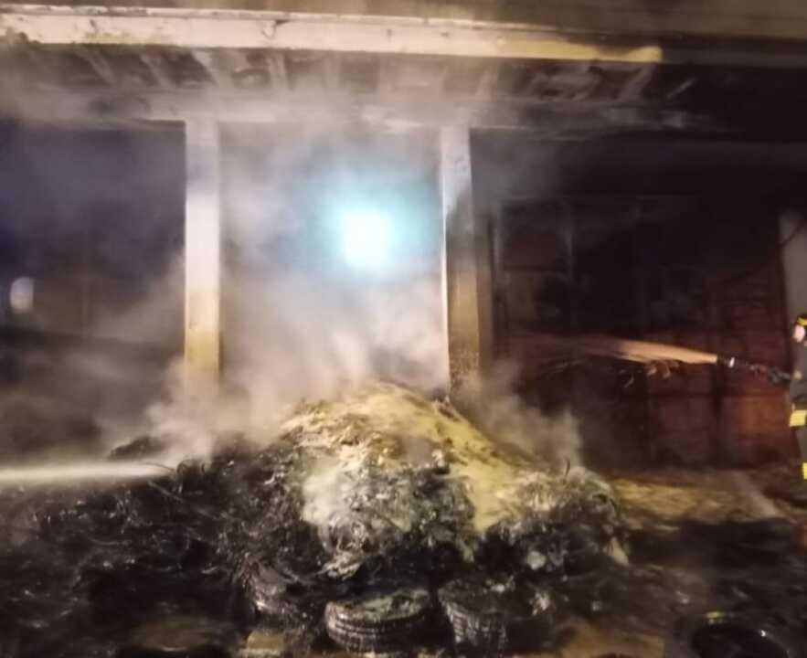 Incendio nel piazzale di un gommista a Oria: in fiamme 400 pneumatici