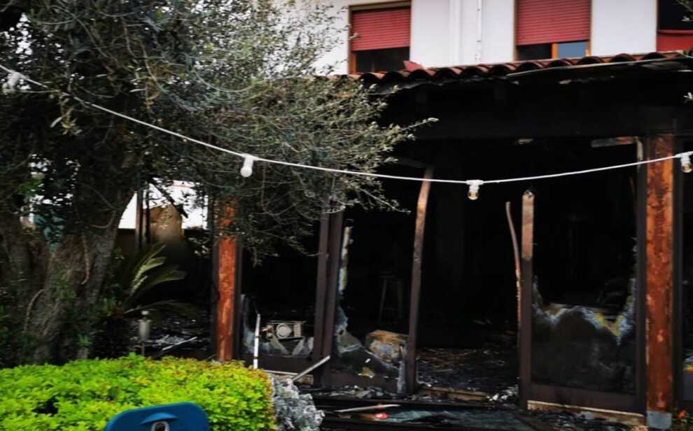 Paura a Leverano: incendio distrugge un ristorante, danni anche a un’azienda