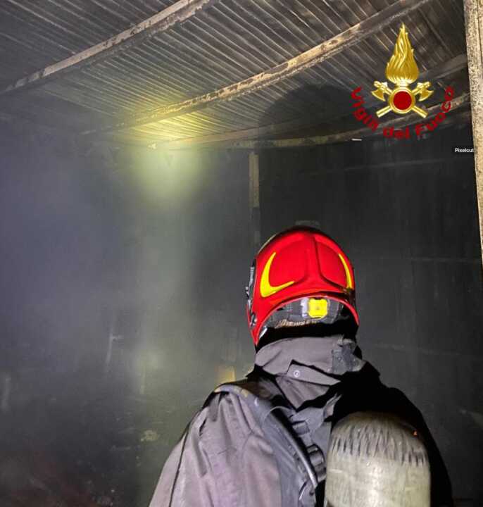 Galleria foto 'Paura a Leverano: incendio distrugge un ristorante, danni anche a un’azienda' - foto 1