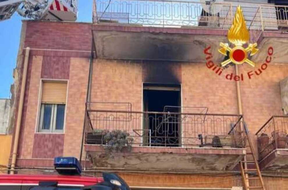 San Ferdinando di Puglia, incendio in un appartamento: 70enne salvato dai vigili del fuoco