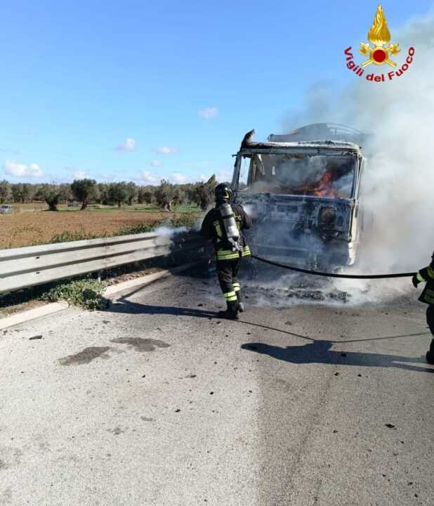 Galleria foto 'Camion in fiamme sulla statale tra Brindisi e Taranto: traffico in tilt. Intervengono i vigili del fuoco' - foto 2