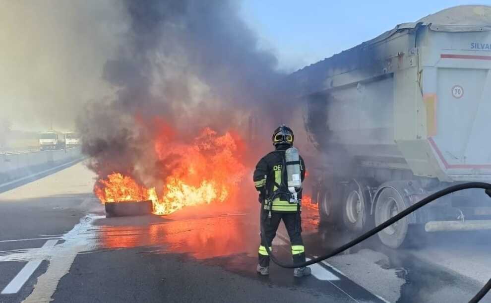 Camion in fiamme sulla statale tra Brindisi e Taranto: traffico in tilt. Intervengono i vigili del fuoco