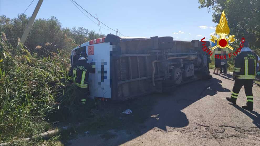 Galleria foto 'Incidente a Policoro, scontro tra un’auto e uno scuolabus: 13 feriti, 10 sono studenti' - foto 1