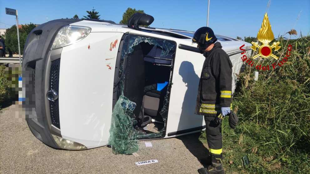 Incidente a Policoro, scontro tra un’auto e uno scuolabus: 13 feriti, 10 sono studenti