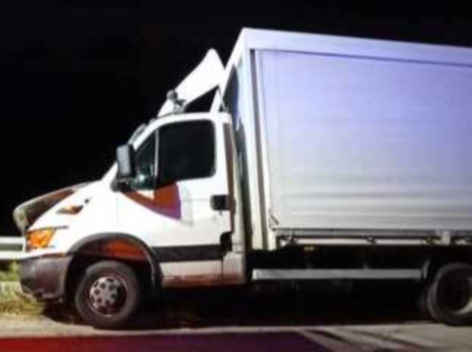Autocarro finisce contro il guard rail sulla statale 16: due morti nel Foggiano – VIDEO Autocarro finisce contro il guard rail sulla statale 16: due morti nel Foggiano – VIDEO
