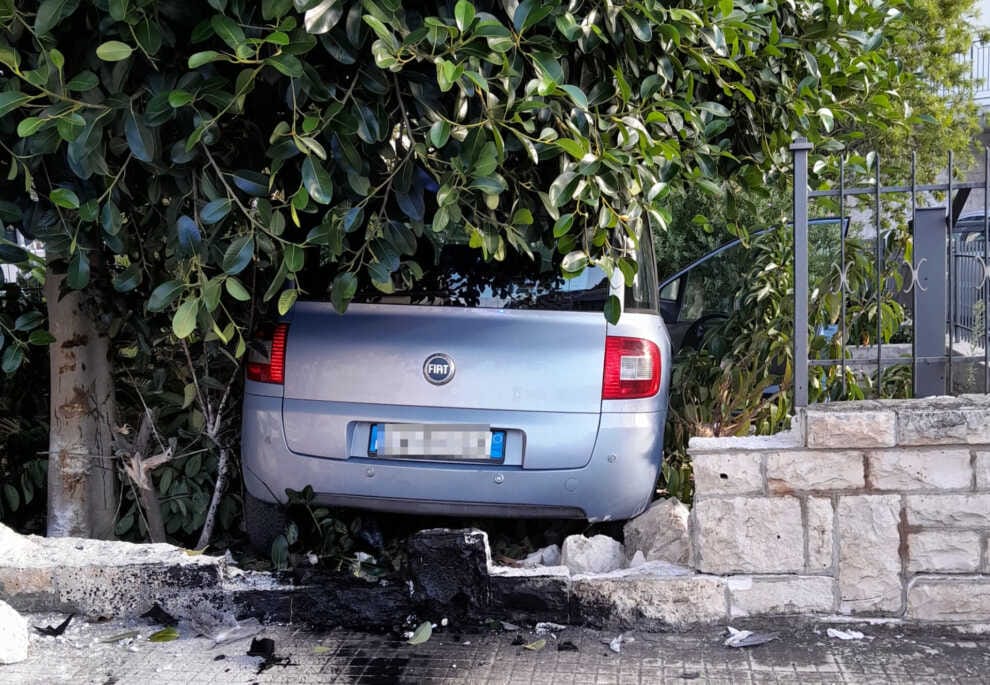Ha un malore alla guida e finisce contro un muro: in ospedale un 50enne di Fasano
