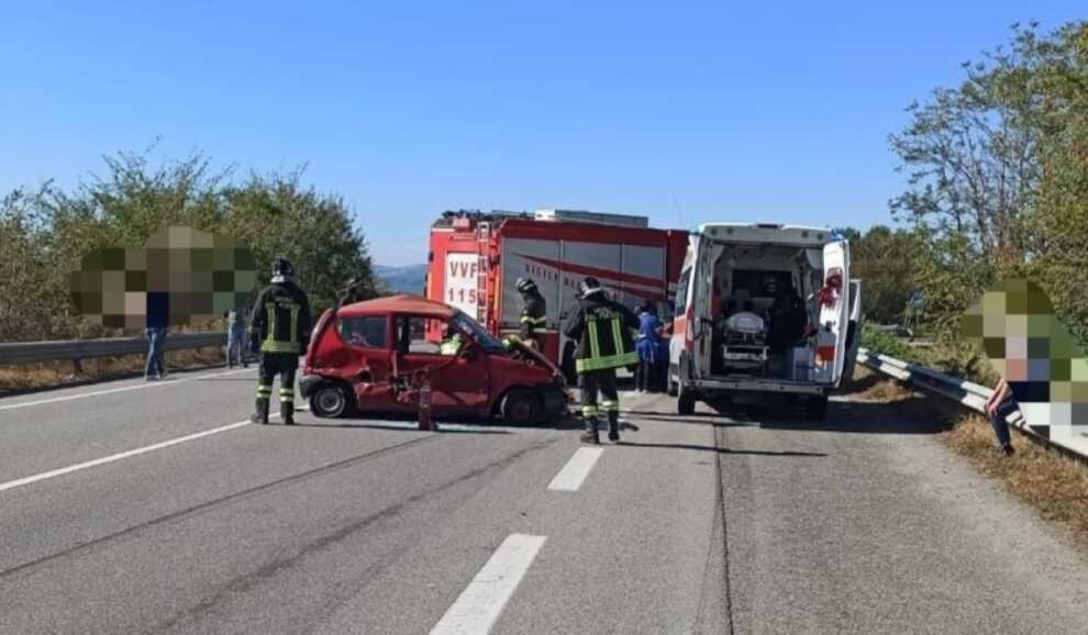 Incidente nel Materano, scontro tra un’auto e un camion: muore un 79enne