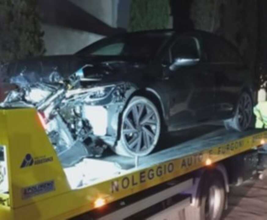 Galleria foto 'Surbo, finisce con l’auto contro un mezzo in sosta: muore un uomo di 42 anni' - foto 1