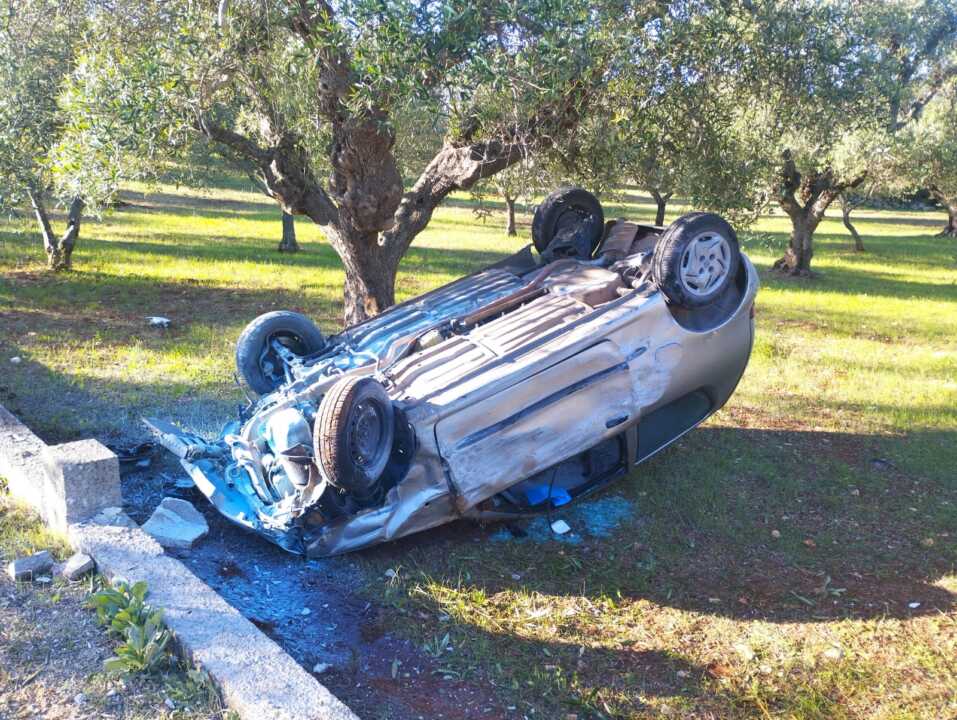 Incidente sulla provinciale 22 a Ostuni: un’auto si ribalta, due feriti in ospedale