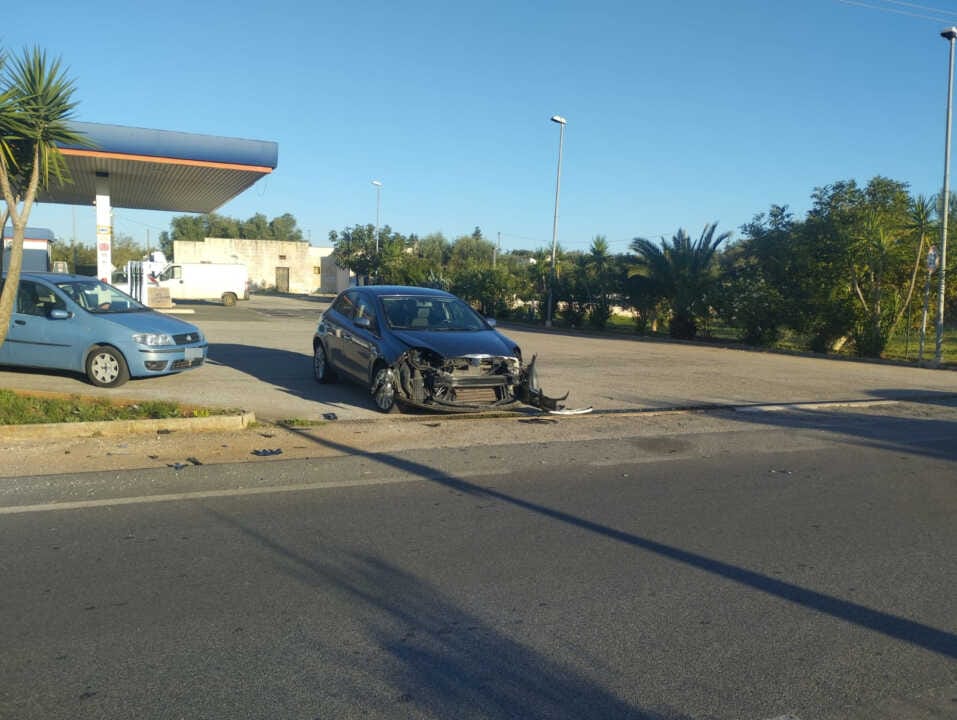 Galleria foto 'Incidente sulla provinciale 22 a Ostuni: un’auto si ribalta, due feriti in ospedale' - foto 1
