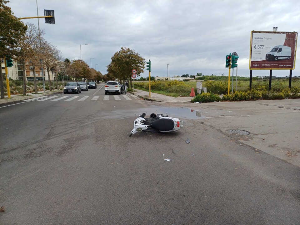 Incidente a Lecce, scontro tra auto e scooter all’incrocio: due giovani in ospedale