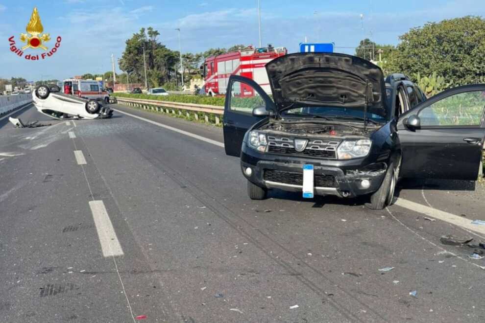 Incidente sulla statale 16 a Torre a Mare: due auto coinvolte, strada chiusa al traffico