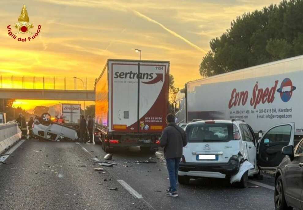 Incidente sulla Ss 16 all’alba: diversi mezzi coinvolti, un’auto si ribalta. Tre feriti