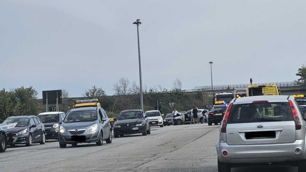 Viareggio, scontro tra auto sulla Aurelia: morte la zia 39enne e la nipote di 8 anni