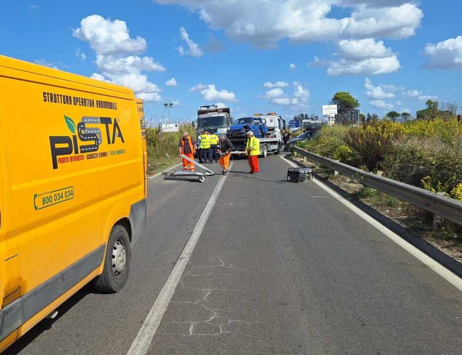 Galleria foto 'Grave incidente nel Tarantino, auto scaraventata da un’ambulanza: 4 feriti – FOTO' - foto 2