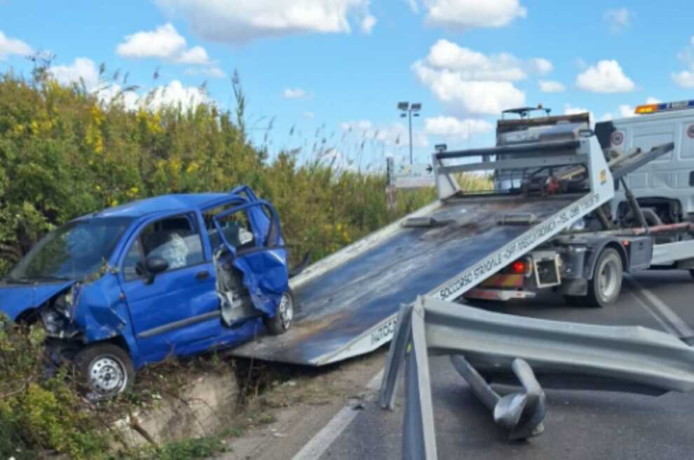 Grave incidente nel Tarantino, auto scaraventata da un’ambulanza: 4 feriti – FOTO