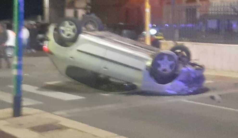 Terlizzi, incidente frontale tra due auto: il semaforo è spento e la macchina si ribalta. Tre feriti