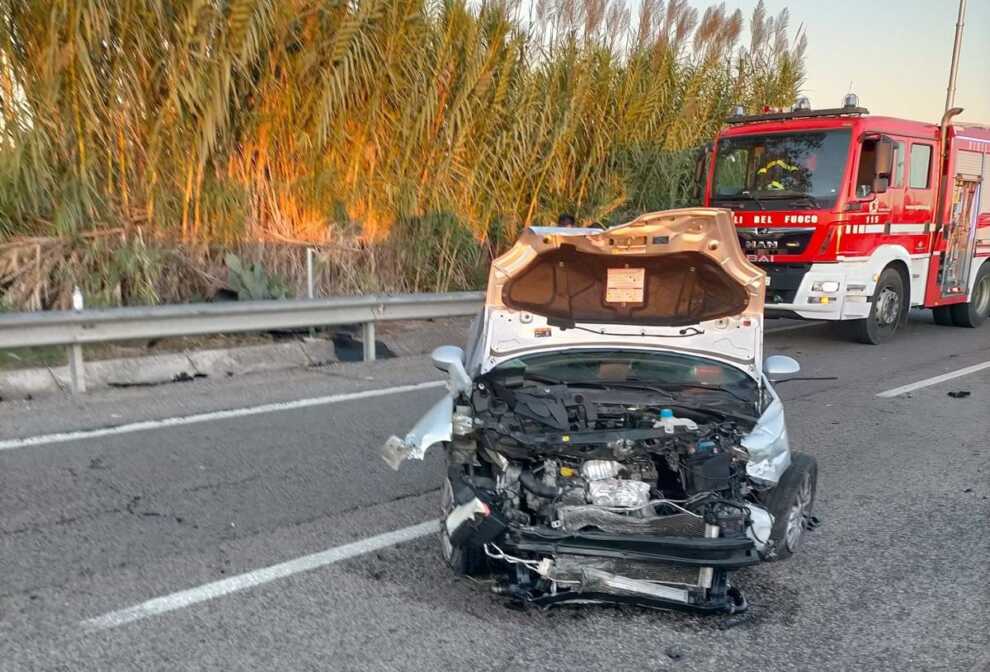 Incidente sulla Ss 613 a Torchiarolo, auto contro minibus: 5 feriti, uno in codice rosso