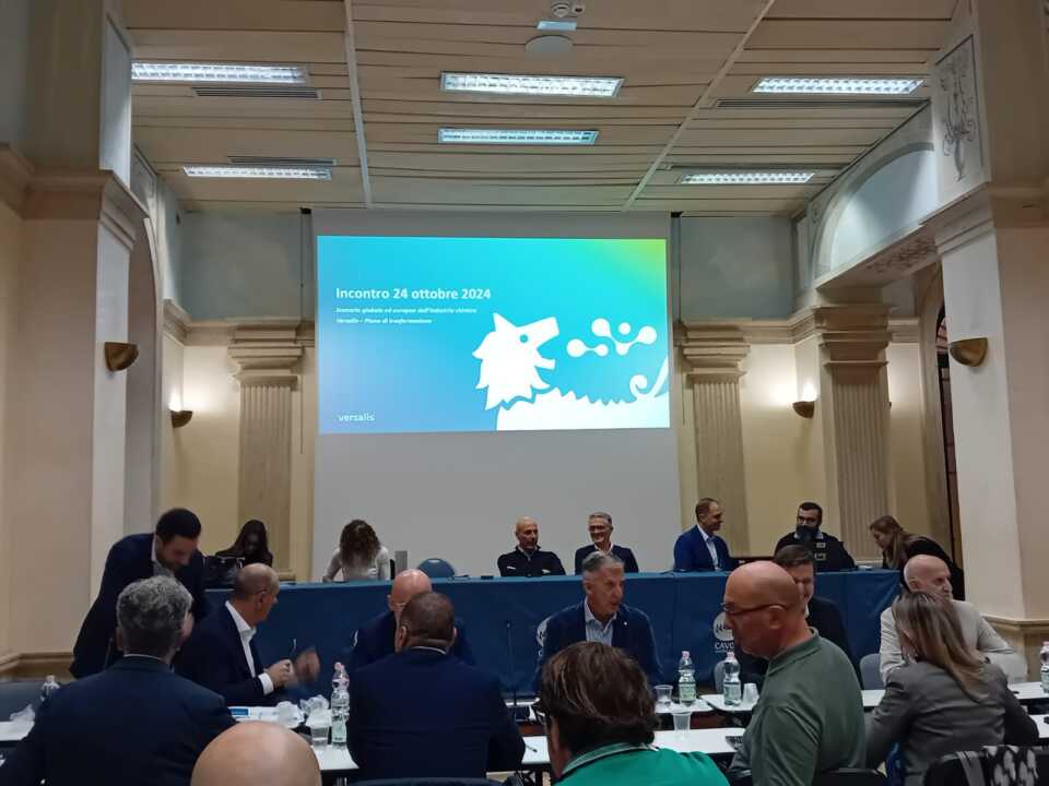 Brindisi, ora è ufficiale: il cracking di Versalis chiuderà. Ma Eni promette lavoro