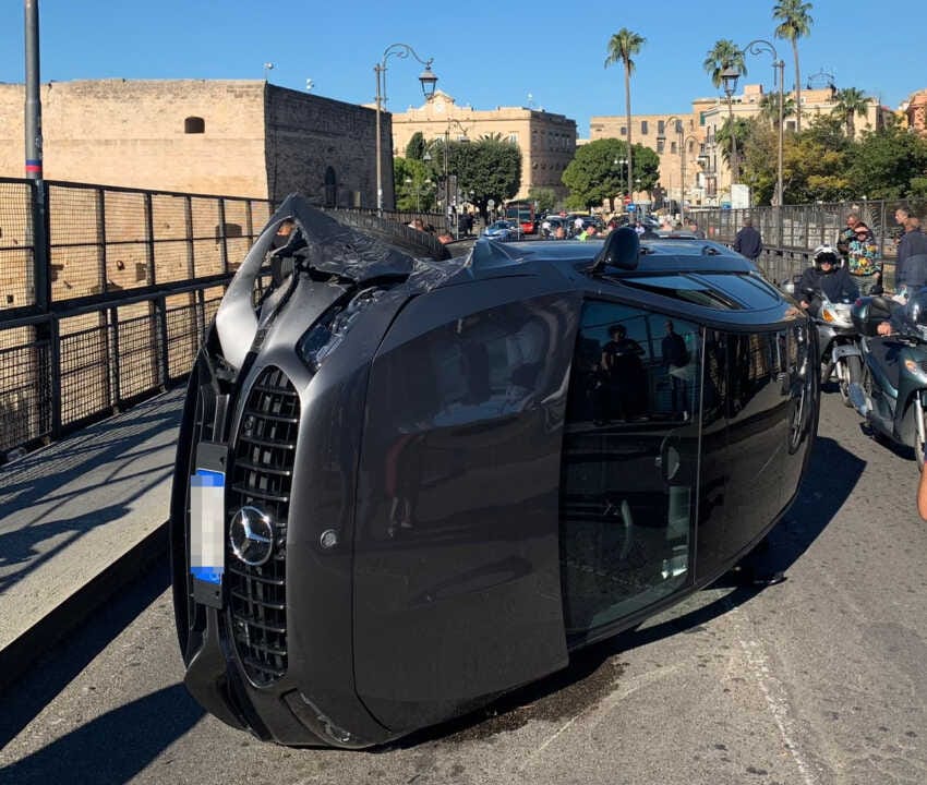 Folle inseguimento a Taranto, auto si ribalta sul ponte girevole: una denuncia