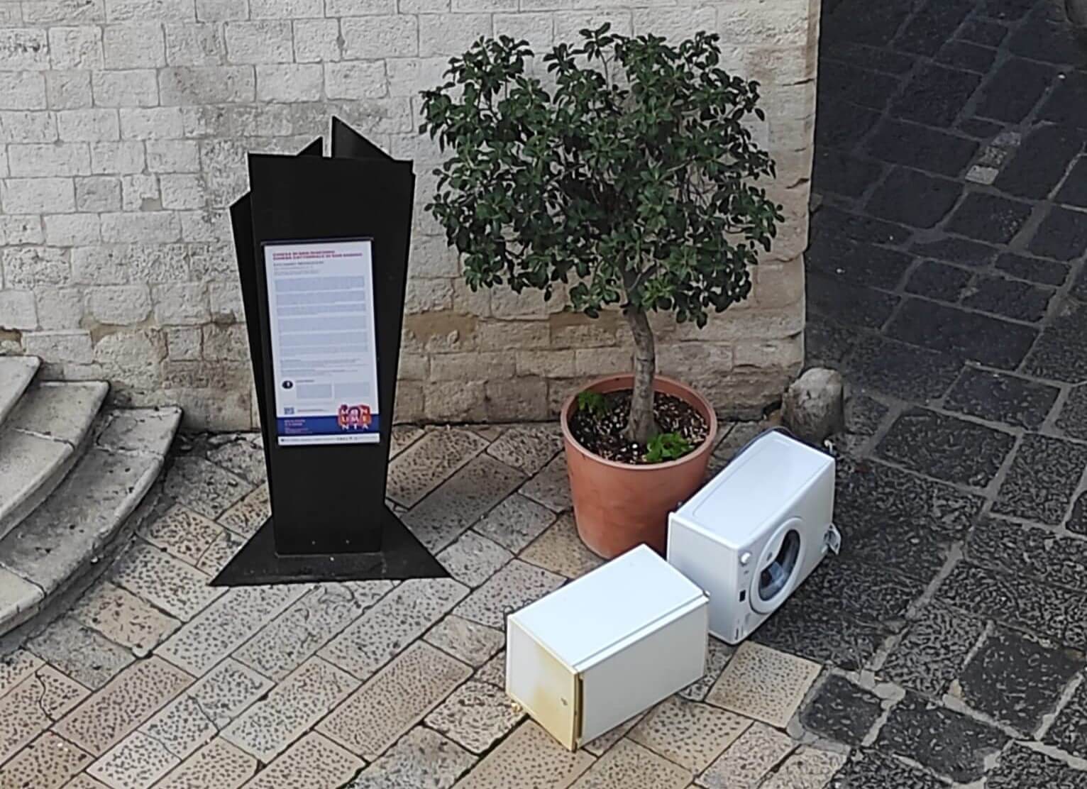 Bari, una lavatrice abbandonata ai piedi della Cattedrale nella città Vecchia: l’ira di Leccese