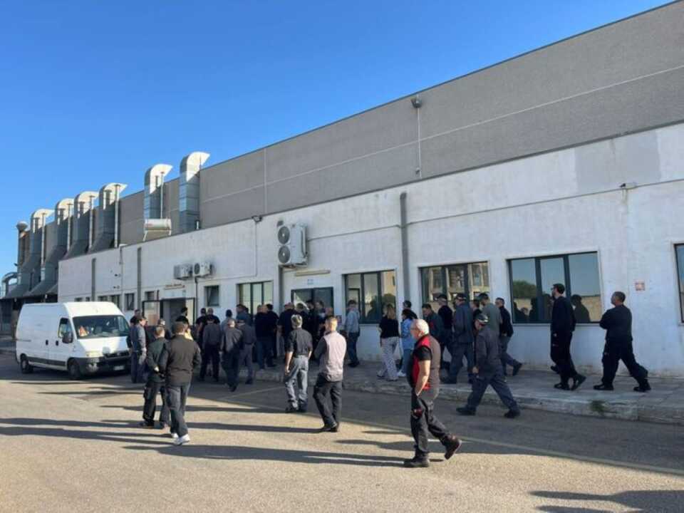Statte, i lavoratori occupano lo stabilimento Hiab: «No alla delocalizzazione produttiva»