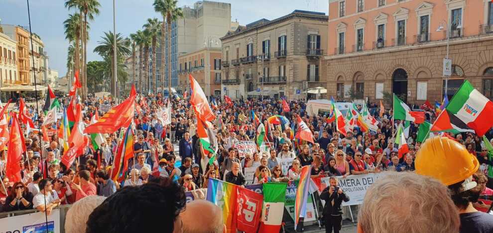 Bari in marcia per la pace, Emiliano: «Governo e Ue intervengano per il cessate il fuoco» – VIDEO