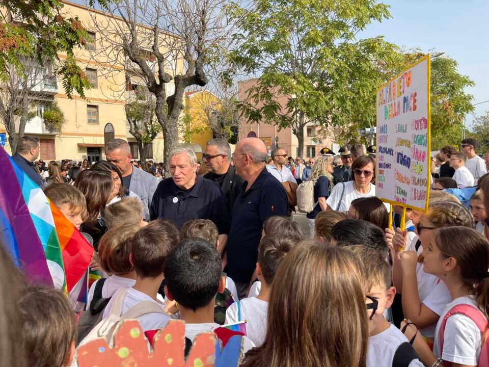 Legalità, Andria in cammino con don Ciotti: centinaia di studenti in marcia – FOTO e VIDEO