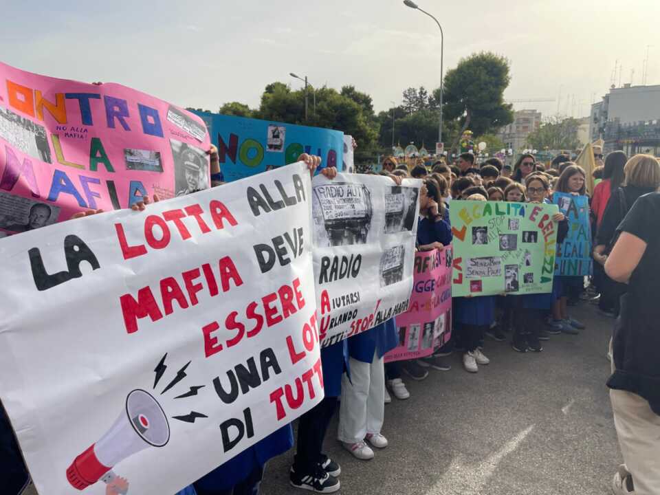 Galleria foto 'Legalità, Andria in cammino con don Ciotti: centinaia di studenti in marcia – FOTO e VIDEO' - foto 14