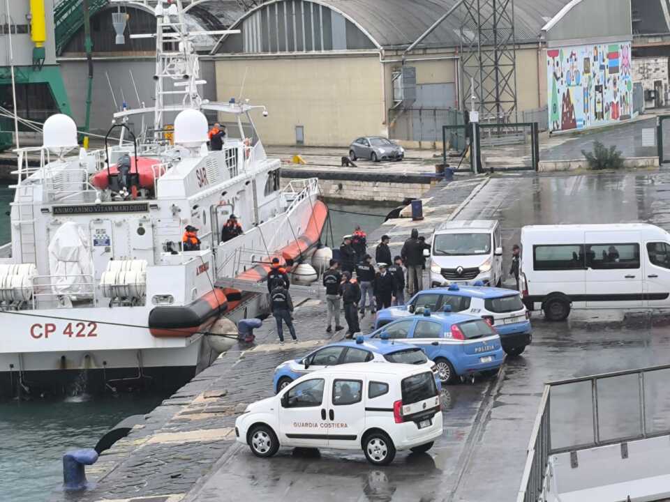 Migranti a Bari, impauriti e sotto shock: «Fateci dire ai nostri parenti che siamo vivi»