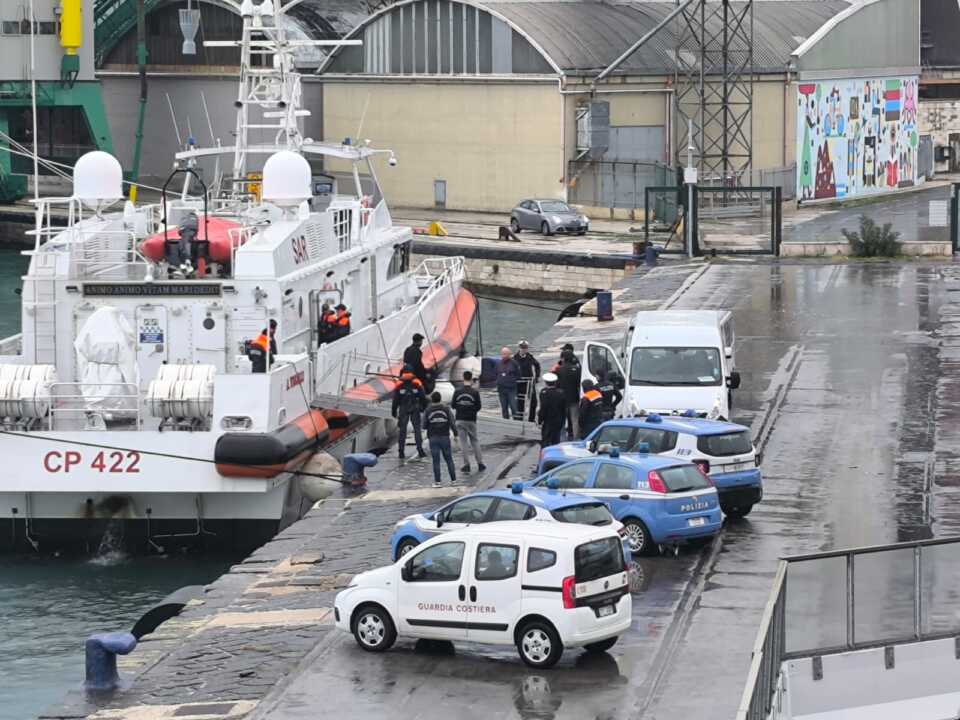 Migranti dall’Albania a Bari, sono in contatto con avvocati e familiari e stanno bene