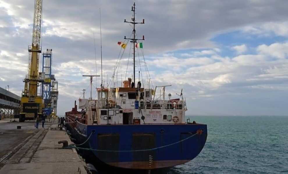 Manfredonia, la Guardia Costiera blocca una nave mercantile portoghese: «Gravi carenze di sicurezza»