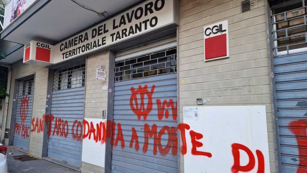 Blitz No Vax alla Cgil di Taranto: imbrattati saracinesche e muri della sede
