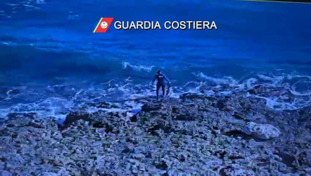 Porto Cesareo, pescatore di frodo scompare tra gli scogli: si nascondeva dalla Guardia costiera