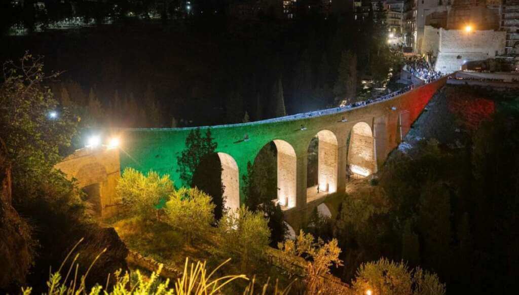 Galleria foto 'Gravina, il Ponte Acquedotto torna a splendere. Il sindaco: «Uno spettacolo» – VIDEO' - foto 1