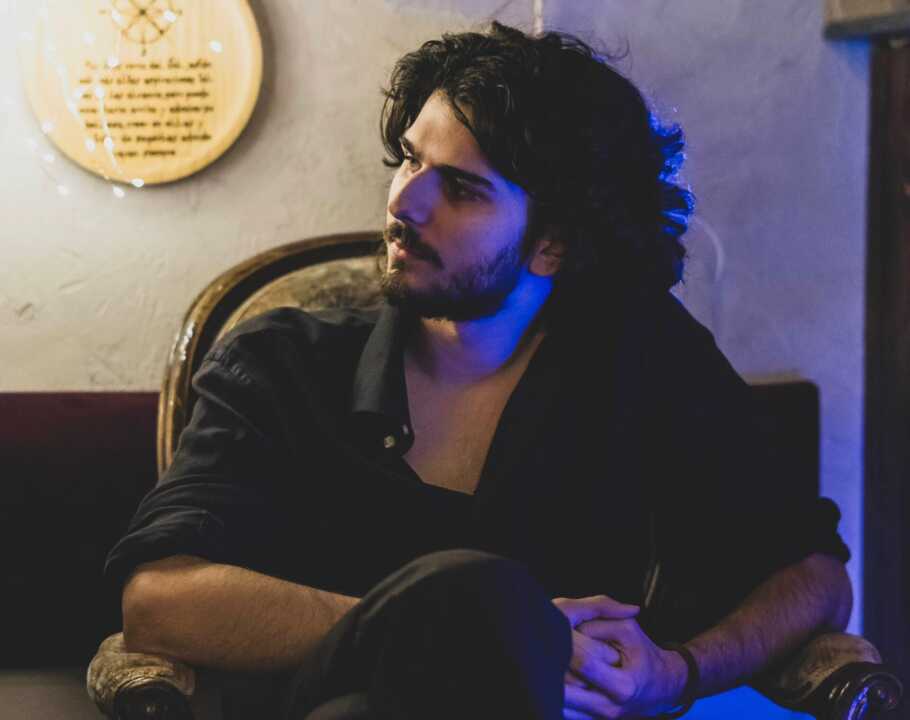 “Poveri a noi”, il debutto di Elvio Carrieri: «Parlo di amicizia e senso di colpa» – L’INTERVISTA