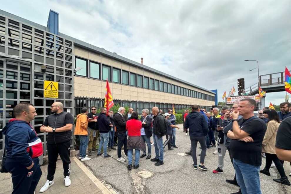 Ex Ilva, in attesa dell’arrivo della ministra Calderone i lavoratori protestano a Taranto