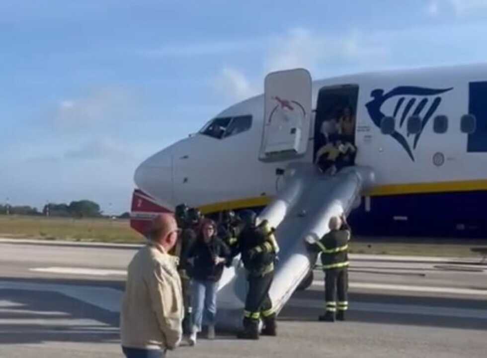 Principio d’incendio su un volo all’aeroporto di Brindisi, Vasile: «Emergenza risolta in tre ore»