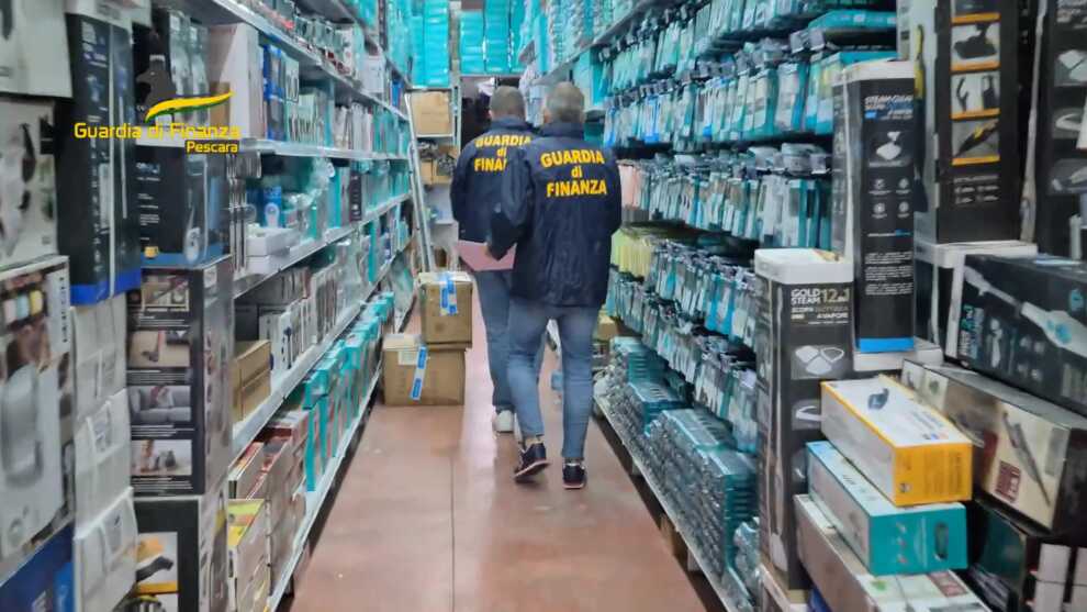 Merce contraffatta dalla Puglia a Pescara: sequestrati oltre 320mila prodotti pericolosi – VIDEO